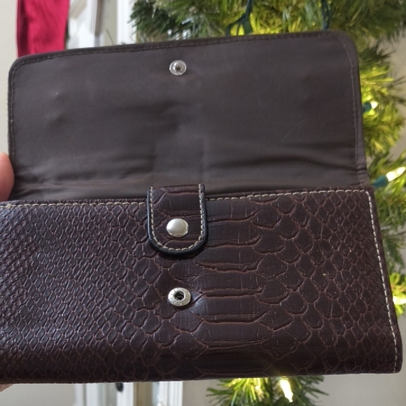 Elegant Brown Leather Clutch - Picture 3 of 10